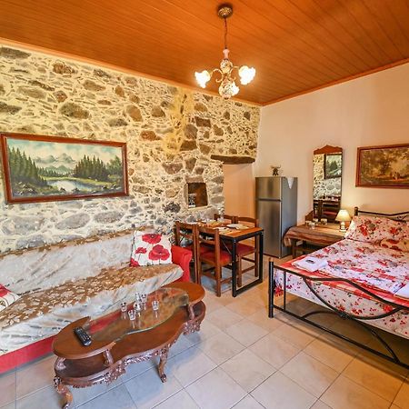 Stone House For Relaxation In Elos Kíssamos Екстериор снимка